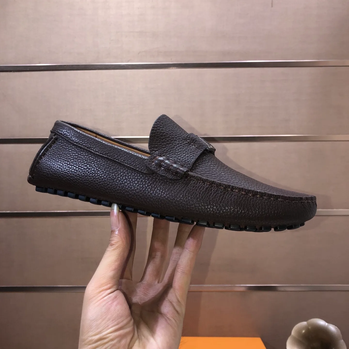 Men's men's shoes 💰420💰 [LV Doudou shoes] (water-dyed cowhide lining) new model is on the market, available on the official website. The new Doudou shoes are processed into single-color materials, and the uppers are made of imported cowhide material. The body of the shoe is fully hemmed with mark thread, and is lined with imported original cowhide leather. The elegant shoe shape is super suitable for all-matching, and the size is 38-44.